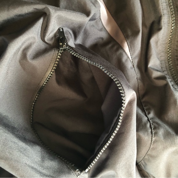 New Balance Windbreaker Jacket with Built-In Keychain/Carabiner - Medium - Picture 13 of 14